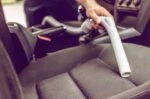 Nên dùng dịch vụ hay tự dọn vệ sinh đối với nội thất ô tô? - Ảnh 3
